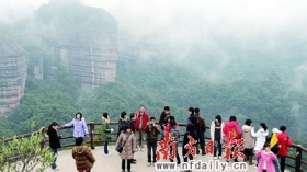 09年大年初五丹霞山出现美丽的云海景观