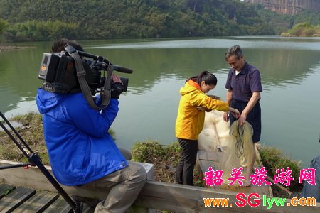 《远方的家—江河万里行》摄制组乘舟拍摄锦江风光