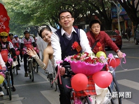 小伙子用九十九辆自行车迎娶新娘