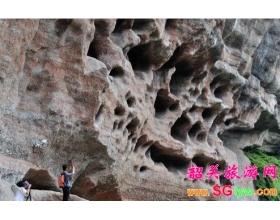 韶关丹霞山发现大型窝穴群岩壁