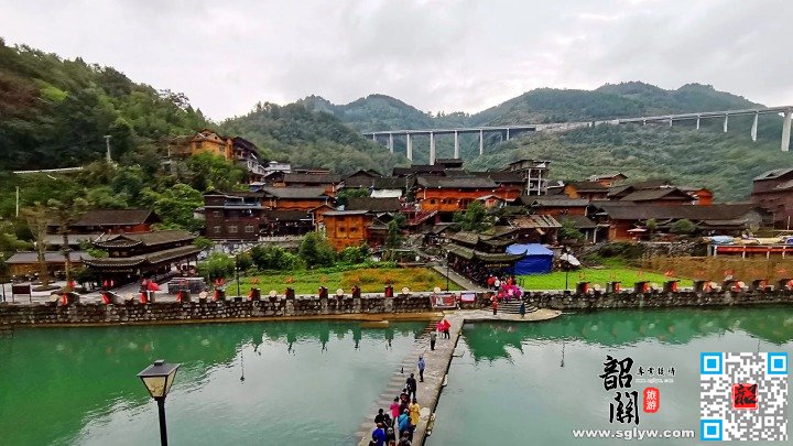 土司王宫—湘西苗寨—凤凰古城夜游