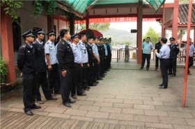 丹霞山联合城管整治乱摆卖